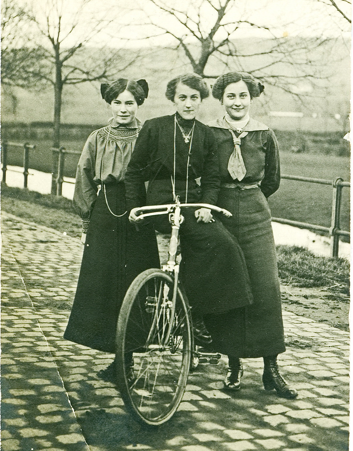 Drei junge Damen mit Fahrrad . Zeit ca. 1915 -1920.